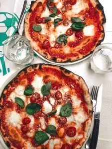 Authentic Margherita pizza recipe, easy homemade pizza, Italian pizza recipe, traditional Margherita pizza, classic Italian pizza, simple Margherita pizza for beginners, Italian cooking techniques, homemade pizza dough, best Margherita pizza toppings, fresh basil pizza recipe