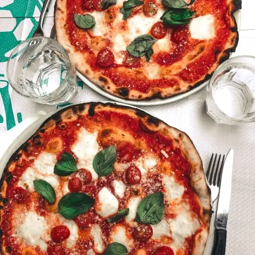 Authentic Margherita pizza recipe, easy homemade pizza, Italian pizza recipe, traditional Margherita pizza, classic Italian pizza, simple Margherita pizza for beginners, Italian cooking techniques, homemade pizza dough, best Margherita pizza toppings, fresh basil pizza recipe