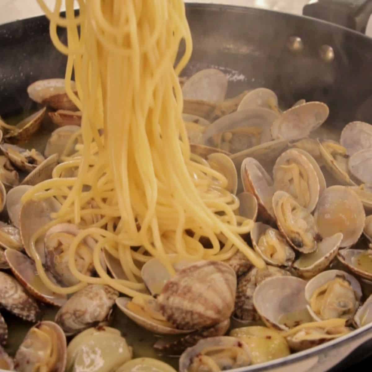 Seafood Pasta with Clams for authentic spaghetti alle vongole recipe.