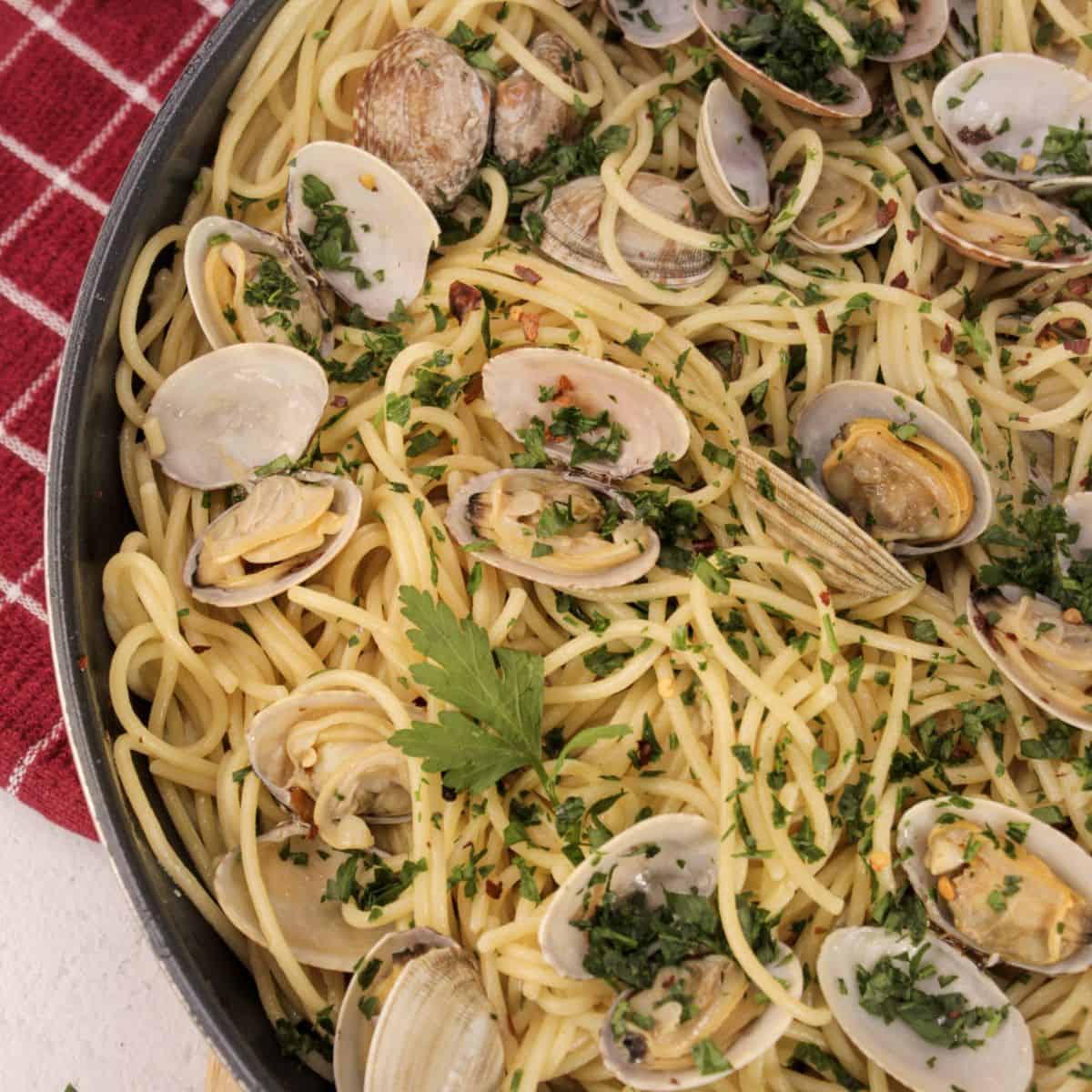 Delicious Italian clam pasta with herbs and fresh clams in a savory sauce for authentic spaghetti alle vongole recipe.
