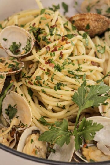 Delicious Italian clam pasta with herbs and fresh clams in authentic spaghetti alle vongole recipe.